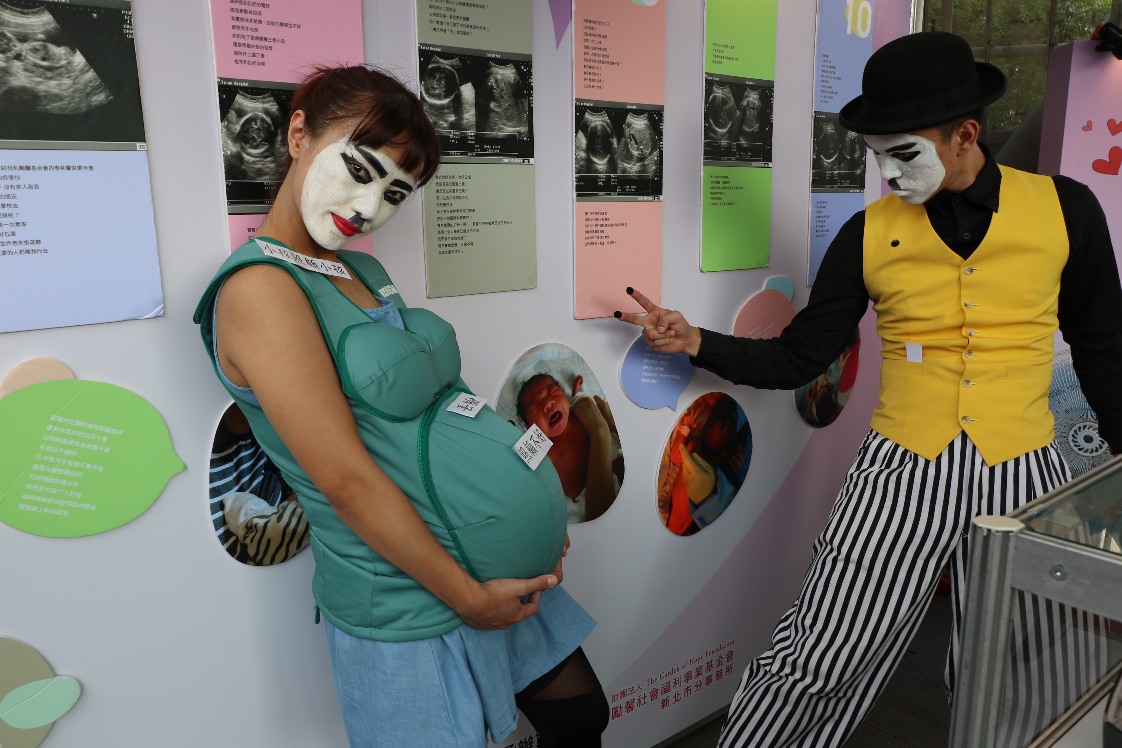 新北市政府與勵馨基金會在府中捷運站出口宣導預防小爸媽活動  少女懷孕常受旁人指指點點